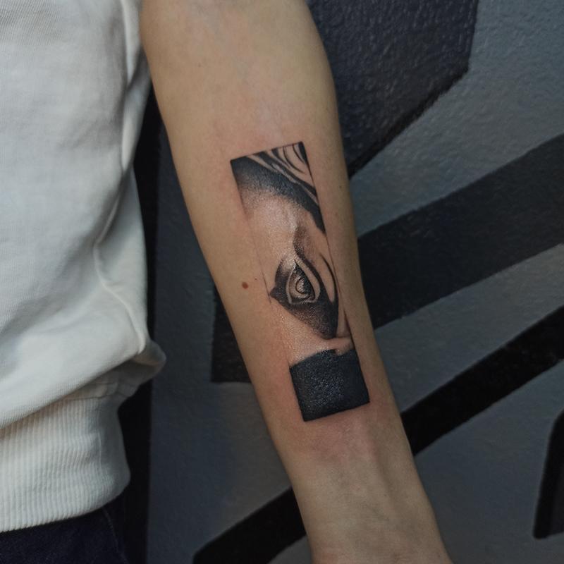 Графический реализм на предплечье