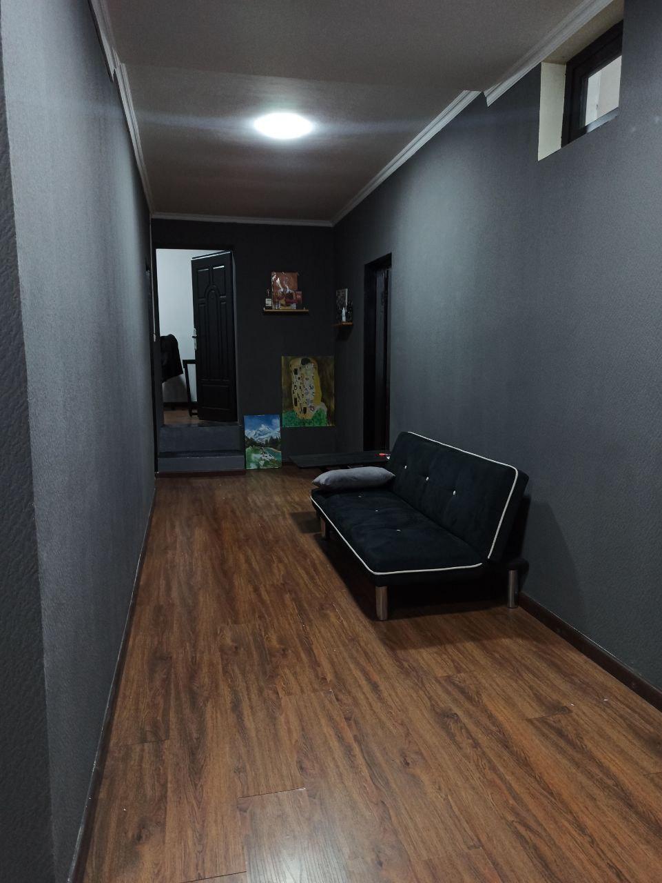 Зона ожидания в тату-студии на Махтумкули, Ташкент