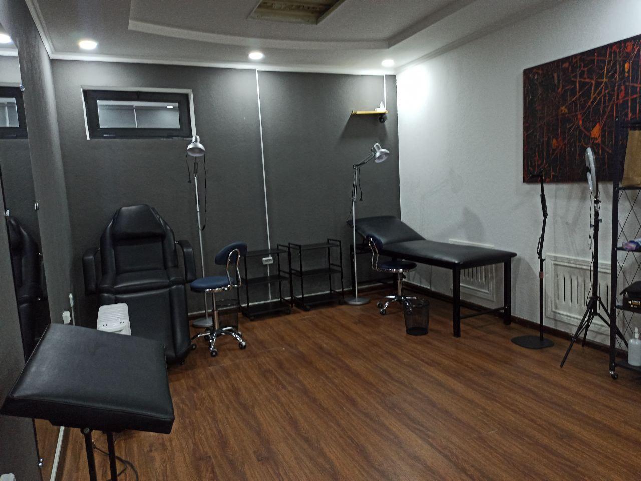 Рабочая зона: кушетки, кресло, освещение в тату-студии на Махтумкули, Ташкент