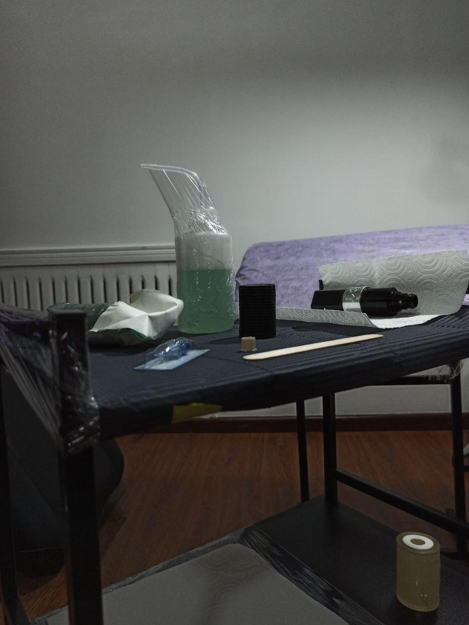 Рабочее место с подготовленными расходниками в тату-студии