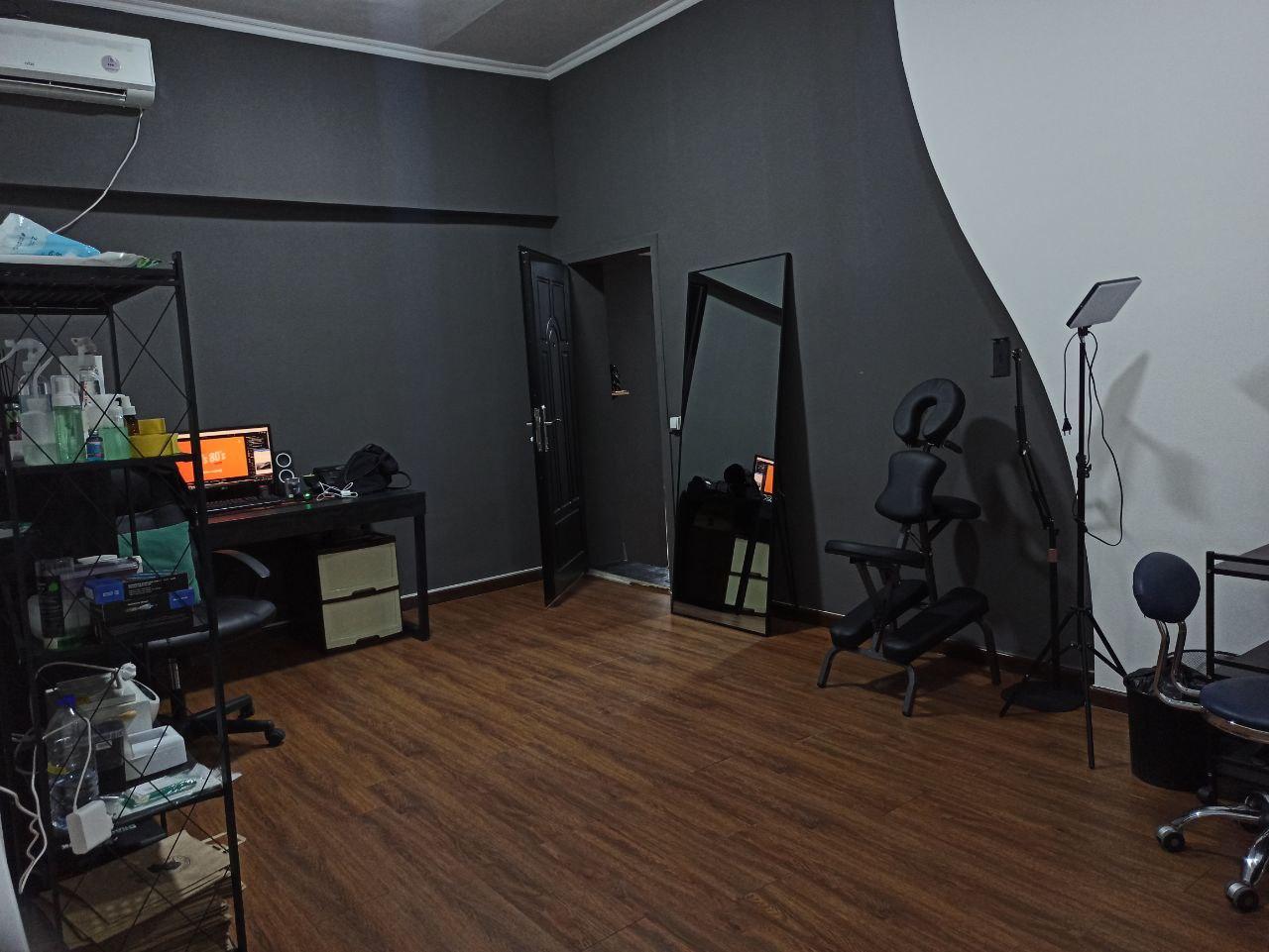 Вторая часть рабочей зоны в тату-студии в Ташкенте