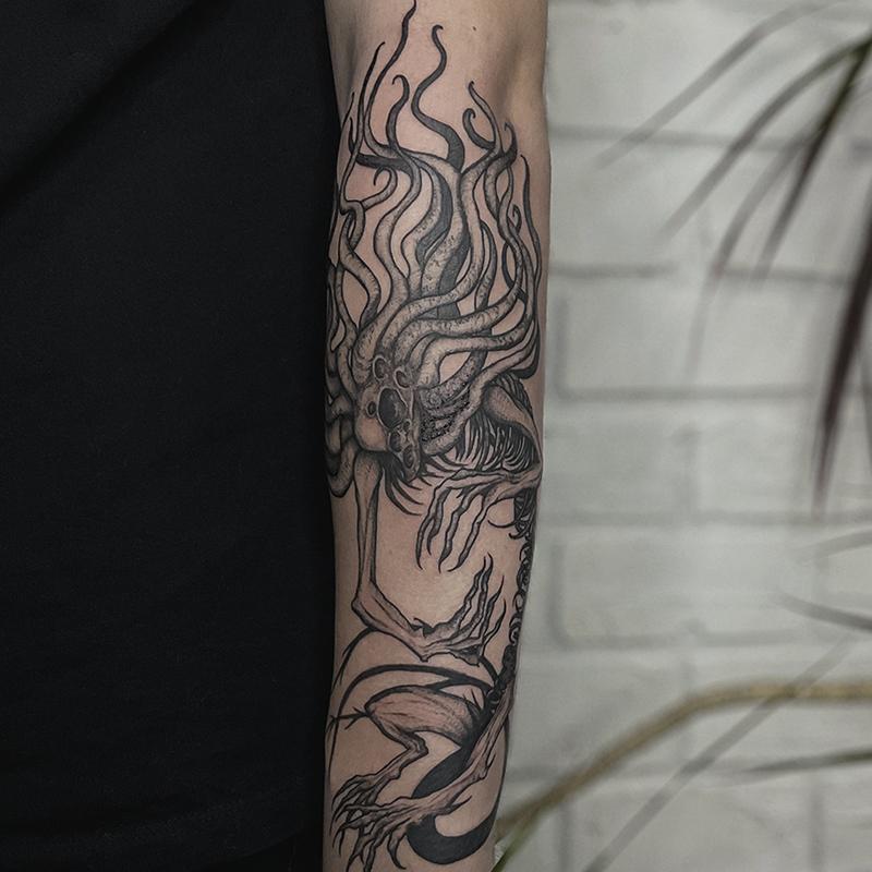 Присутствие Луны из игры Bloodborn и её графическое исполнение в татуировке