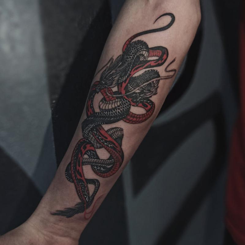 Татуировка с драконом и змеёй — классический китайский мотив и отличная идея тату для парня
