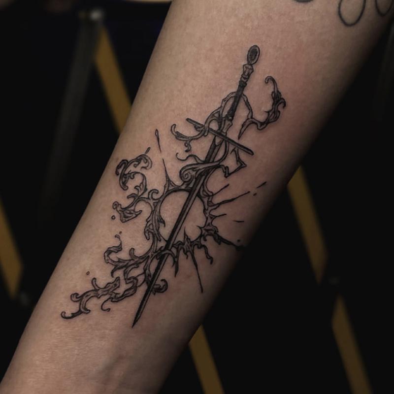 Тату-миниатюра с мечом и брызгами воды — элегантное и стильное тату