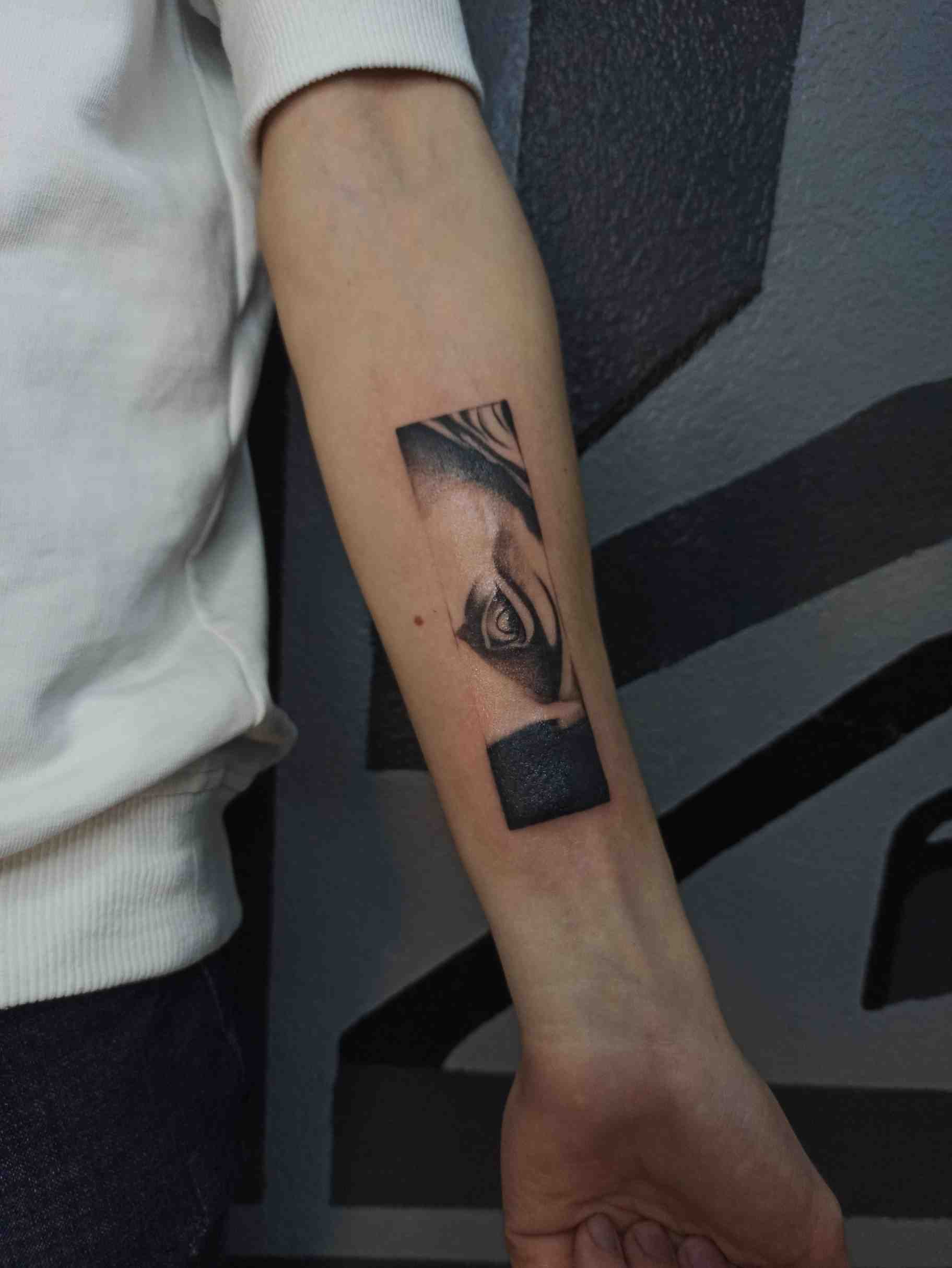 Отличная работа от отличного мастера! Прошло уже несколько месяцев, а она ни чуть не хуже, чем в первый день. Все очень стерильно и аккуратно. Благодарю за такую татуировку